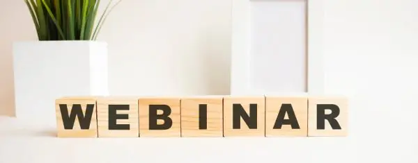 cubes-bois-lettres-tableau-blanc webinar